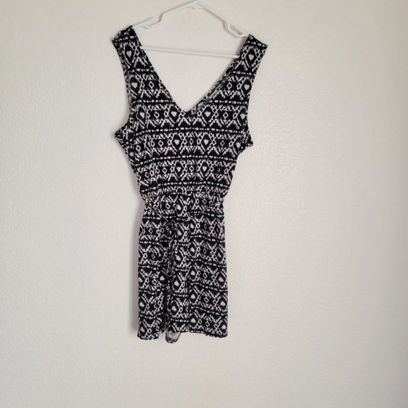 Wrapper Black and White Romper Geometric Pattern Sleeveless V Neck Matching Belt - Picture 12 of 16
